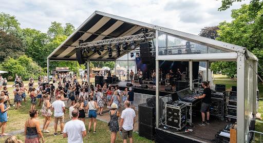 Festivals et scènes abritées sous barnum grand format